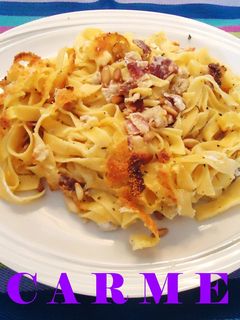 Una foto de Fetuccini con jamón, carne y piñones