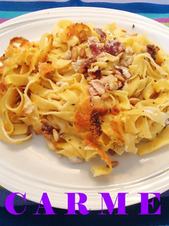 Una foto de Fetuccini con jamón, carne y piñones