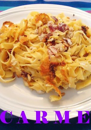 Una foto de Fetuccini con jamón, carne y piñones