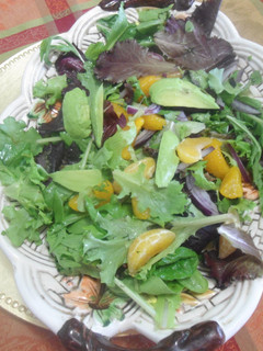 Una foto de Ensalada de hojas verdes con mandarina y aguacate