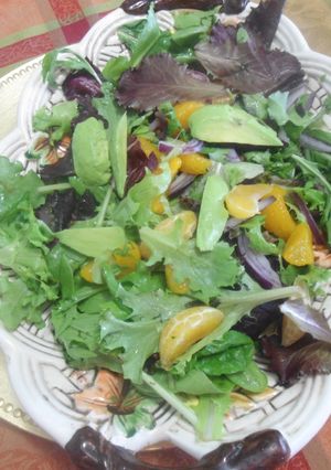 Una foto de Ensalada de hojas verdes con mandarina y aguacate