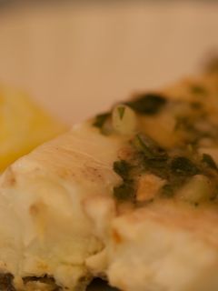 Una foto de Merluza de pincho a la plancha con salsa verde