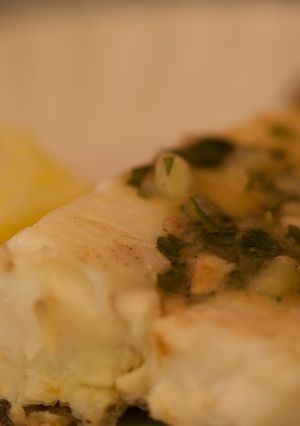 Una foto de Merluza de pincho a la plancha con salsa verde