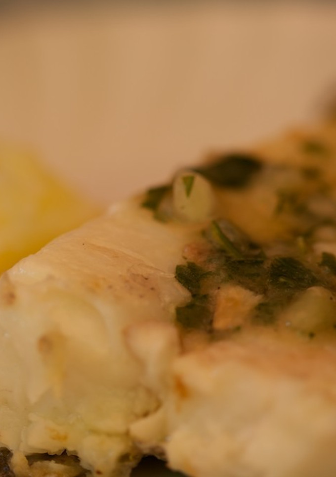 Una foto de Merluza de pincho a la plancha con salsa verde