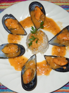 Una foto de Mejillones en salsa de tomate con vino blanco