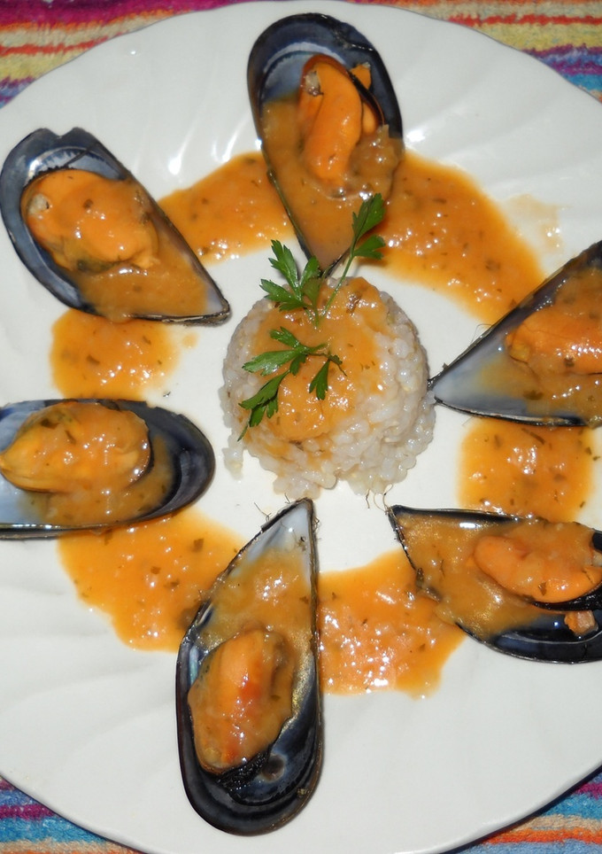 Una foto de Mejillones en salsa de tomate con vino blanco