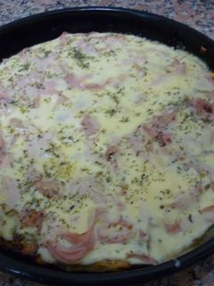 Una foto de Pizza a la crema con cebolla y paleta