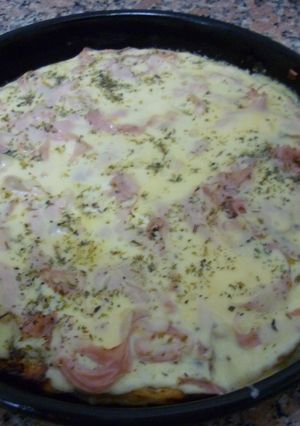 Una foto de Pizza a la crema con cebolla y paleta