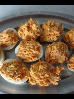 Una foto de Huevos rellenos con tomate y albahaca