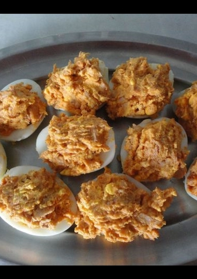 Una foto de Huevos rellenos con tomate y albahaca