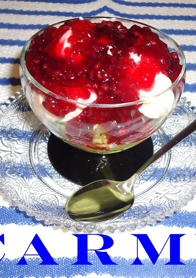 Una foto de Aguacate con mascarpone y mermelada de frambuesa