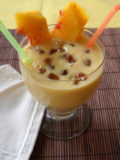 Una foto de Batido de copos de avena con fruta, pasas y yogur