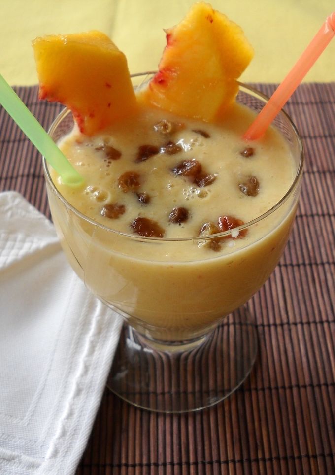 Una foto de Batido de copos de avena con fruta, pasas y yogur