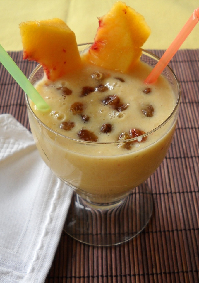 Una foto de Batido de copos de avena con fruta, pasas y yogur