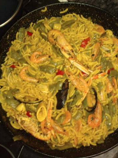 Una foto de Fideuá con gambas y cigalas