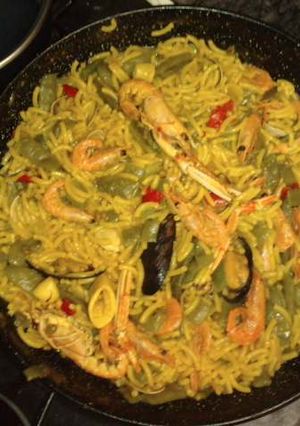 Una foto de Fideuá con gambas y cigalas