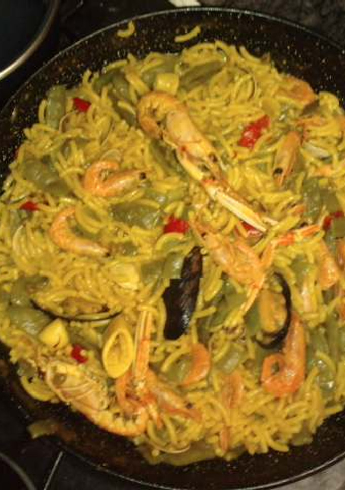 Una foto de Fideuá con gambas y cigalas