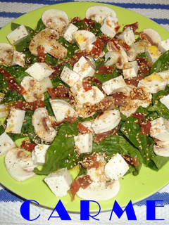 Una foto de Ensalada de espinacas y queso fresco