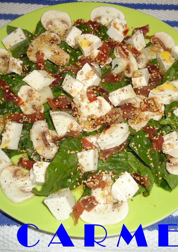Una foto de Ensalada de espinacas y queso fresco
