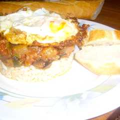 Una foto de Pisto con arroz y huevo frito