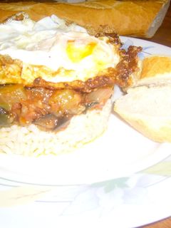 Una foto de Pisto con arroz y huevo frito