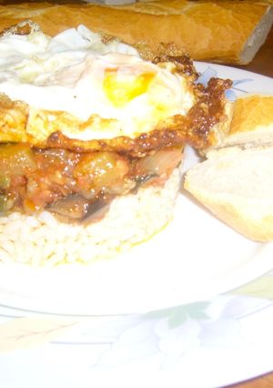 Una foto de Pisto con arroz y huevo frito