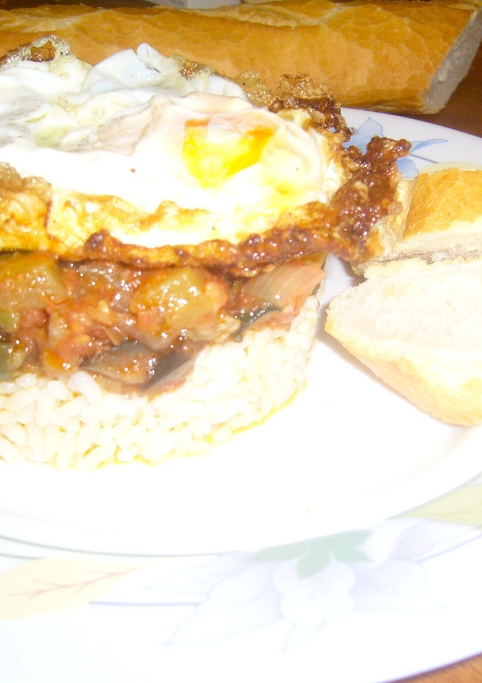 Una foto de Pisto con arroz y huevo frito