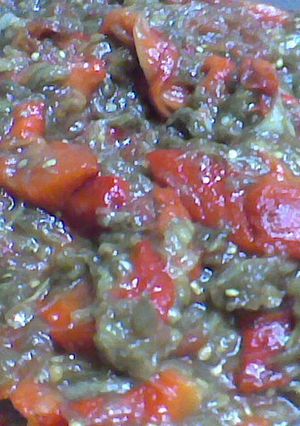 Una foto de Berenjenas asadas con ajíes