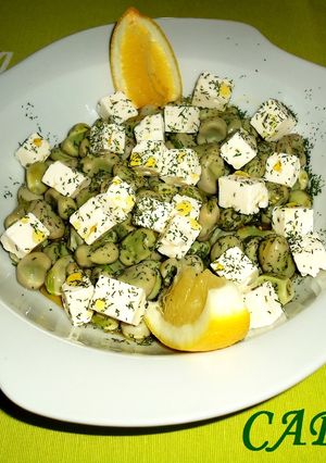 Una foto de Habas con queso feta y limón