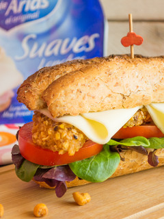 Una foto de Sándwich crujiente con Suaves Lonchas de Burgo de Arias
