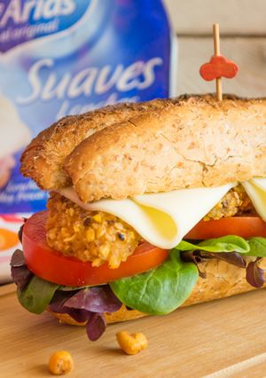Una foto de Sándwich crujiente con Suaves Lonchas de Burgo de Arias