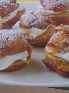 Una foto de Lionesa de nata y crema con bizcocho