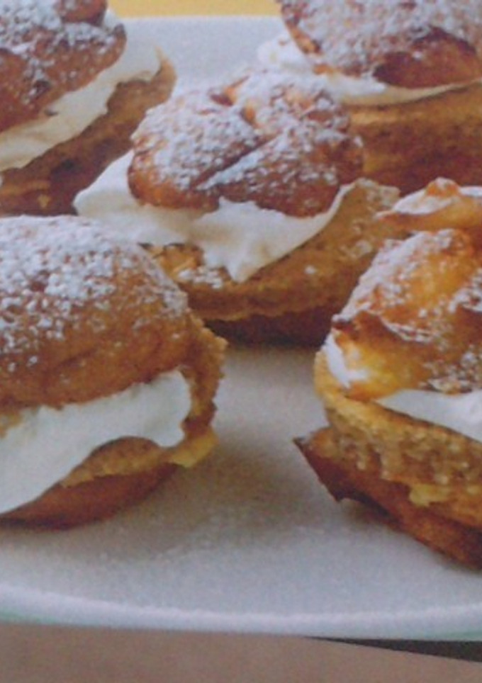 Una foto de Lionesa de nata y crema con bizcocho