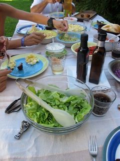 Una foto de Ensaladas y bebidas para acompañar el asado