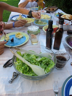 Una foto de Ensaladas y bebidas para acompañar el asado