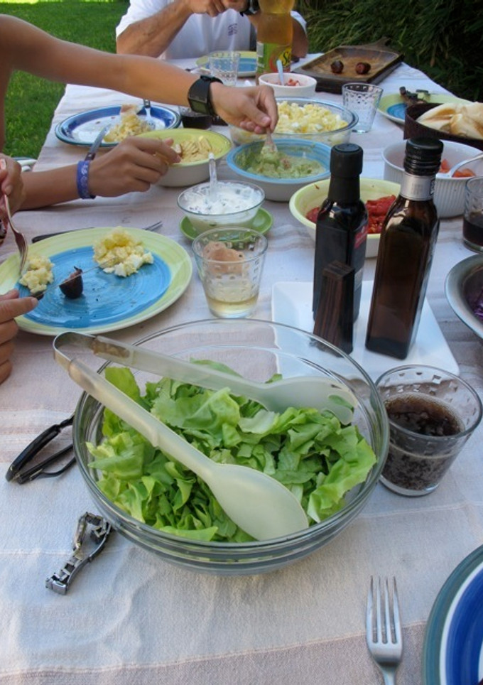 Una foto de Ensaladas y bebidas para acompañar el asado