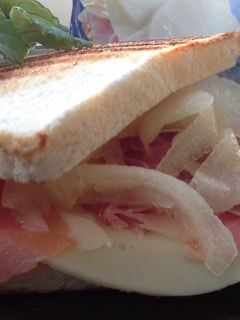 Una foto de Sándwich de melón con jamón