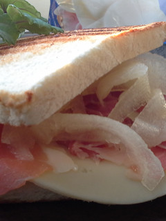 Una foto de Sándwich de melón con jamón