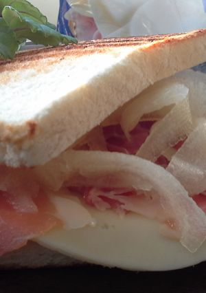 Una foto de Sándwich de melón con jamón