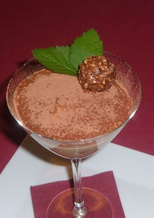 Una foto de Pastelitos de crema de chocolate imperial y manzana en copas