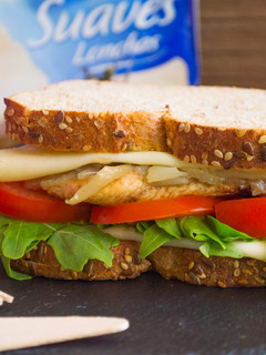 Una foto de Sándwich de pollo macerado