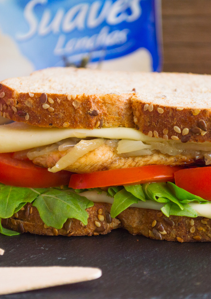 Una foto de Sándwich de pollo macerado