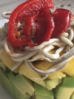 Una foto de Timbal de aguacate y piña