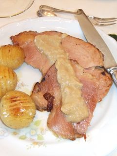 Una foto de Pierna de cerdo asada con salsa de manzana a la mostaza