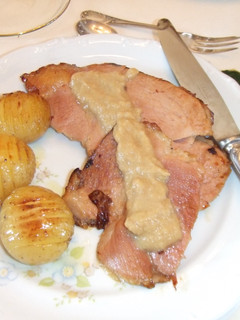 Una foto de Pierna de cerdo asada con salsa de manzana a la mostaza