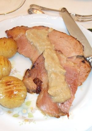 Una foto de Pierna de cerdo asada con salsa de manzana a la mostaza