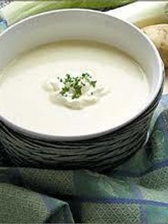 Una foto de Sopa de apio y papas con cilantro
