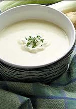 Una foto de Sopa de apio y papas con cilantro