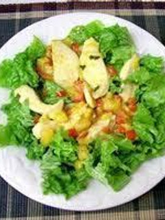 Una foto de Ensalada fresca de pollo y mango venezolana