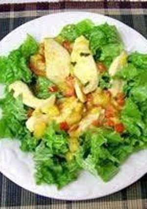 Una foto de Ensalada fresca de pollo y mango venezolana